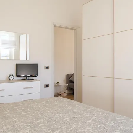 Scandellari Apartments - Charming Apartment With Private Balcony Apartment