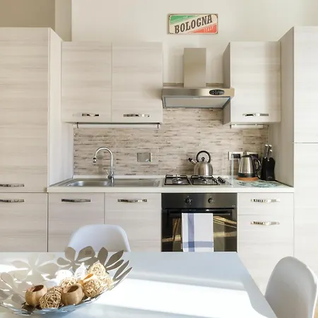Scandellari Apartments - Charming Apartment With Private Balcony Bologna